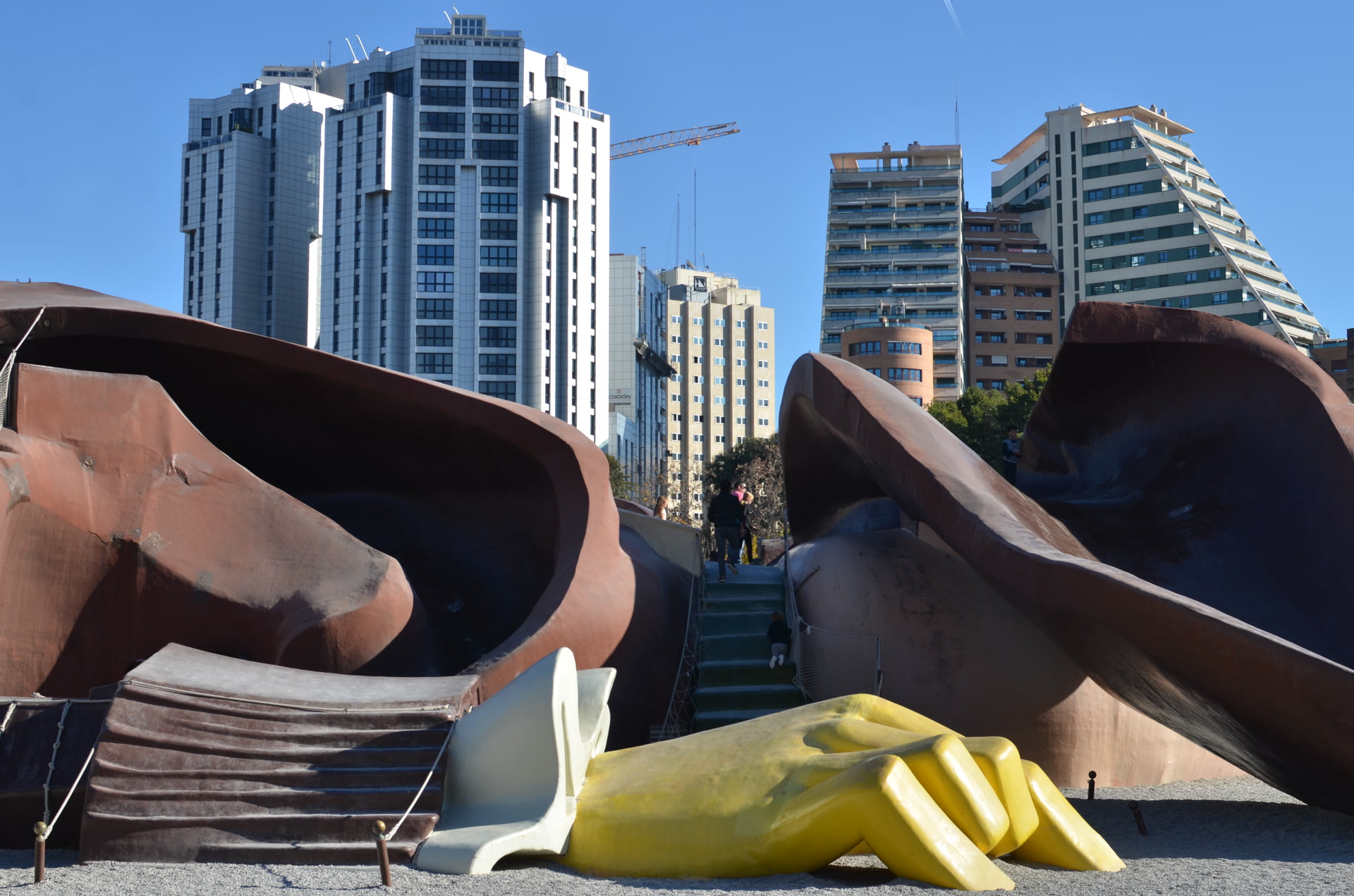 Sculpture monumentale du géant Gulliver allongé dans le Jardin du Turia à Valencia avec ses toboggans