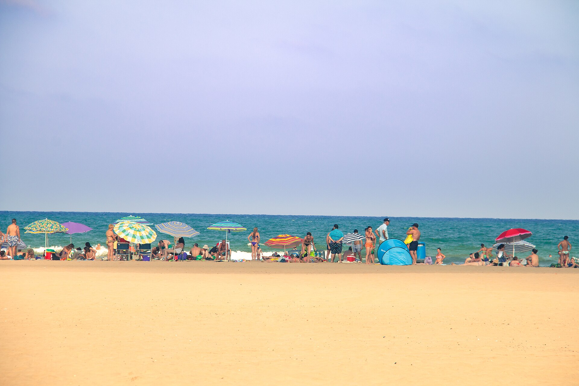 La plage de la Malvarrosa, scène de vie méditerranéenne à Valencia